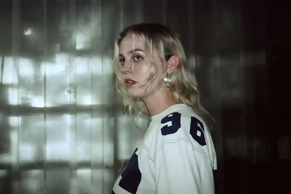 Saskia lansează EP-ul „Wearing All White Like An Angel”