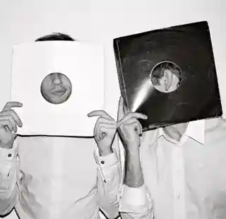 2manydjs au lansat un mix de arhivă înregistrat în 2004 în clubul Trash