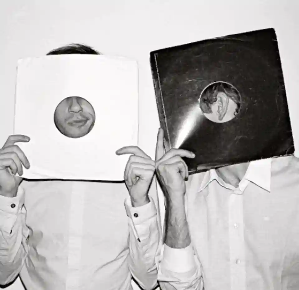 2manydjs au lansat un mix de arhivă înregistrat în 2004 în clubul Trash