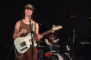 O privire asupra discografiei trupei indie rock Um, Jennifer?