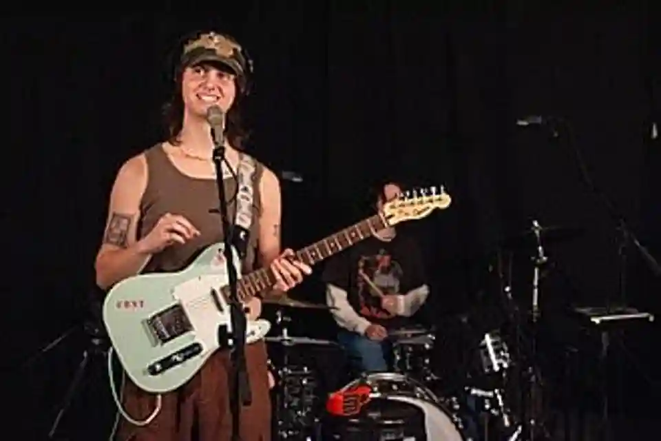 O privire asupra discografiei trupei indie rock Um, Jennifer?