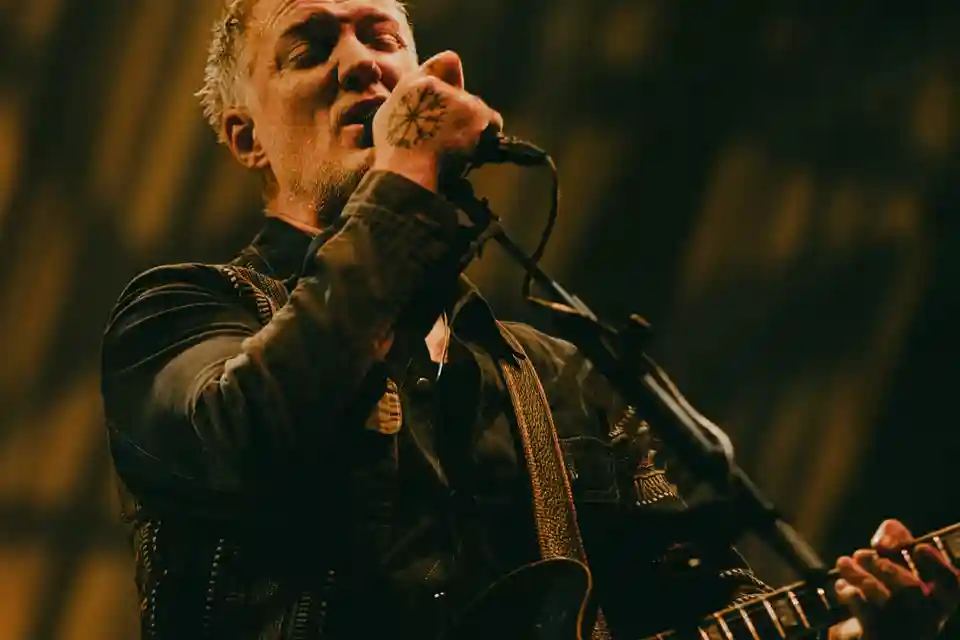 Queens of the Stone Age lansează single-ul „Run Away From the Mob”