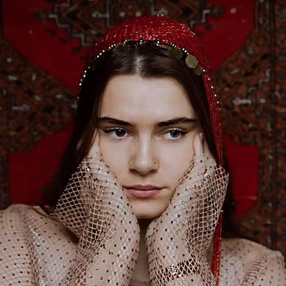 Mara Mandeau debutează cu single-ul „On My Own”