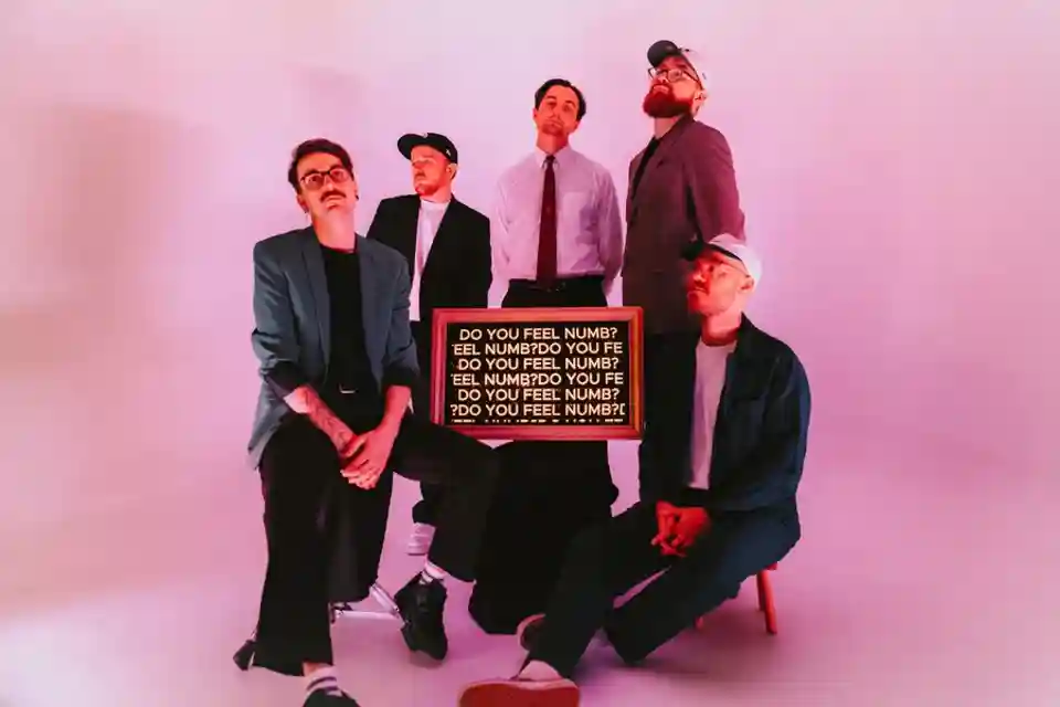 Trupa Strange Company lansează noul single Waves
