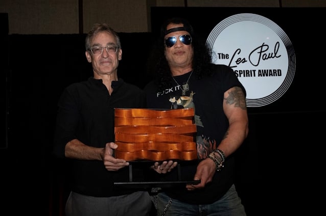 Slash a primit premiul Les Paul Spirit Award
