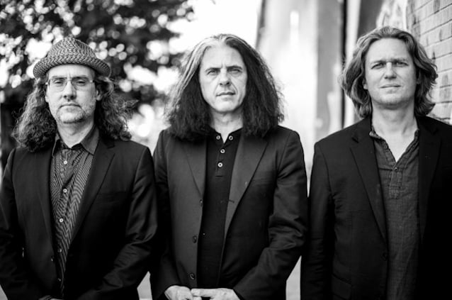 Alex Skolnick Trio lansează albumul „Prove You’re Not A Robot”
