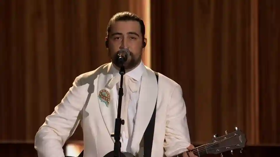 Noah Kahan a interpretat „Bridge Over Troubled Water” la gala premiilor Emmy 2026