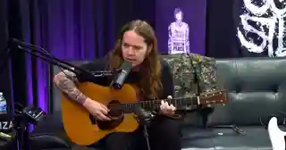 Billy Strings discută despre primele sale compoziții și note vocale în cadrul unui podcast