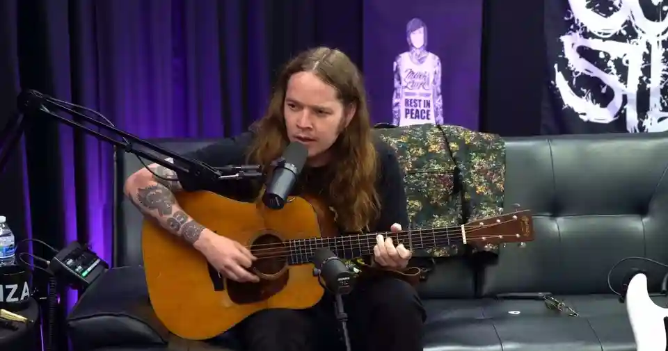 Billy Strings discută despre primele sale compoziții și note vocale în cadrul unui podcast