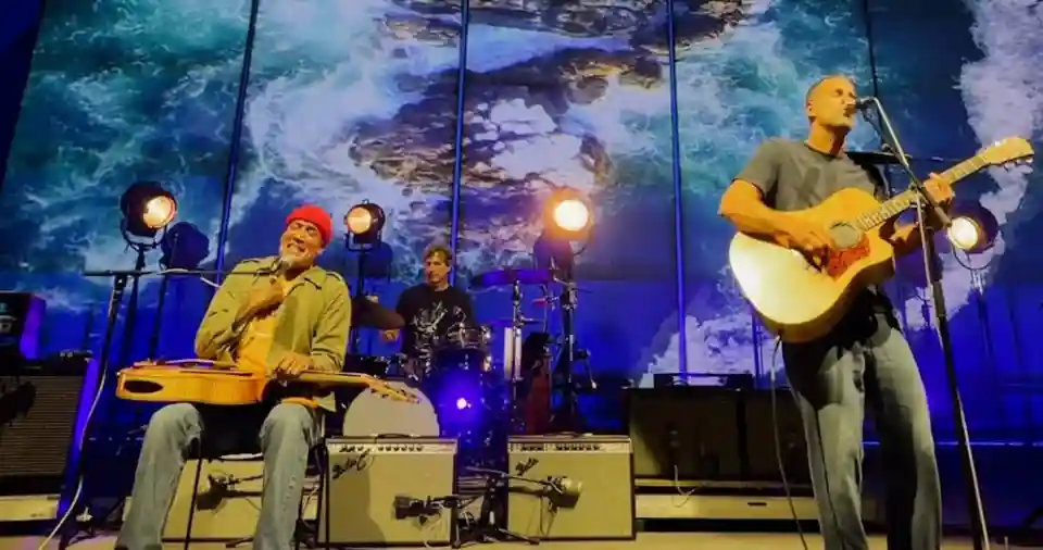 Jack Johnson i-a avut invitați pe Ben Harper și Kelly Slater la Hollywood Bowl
