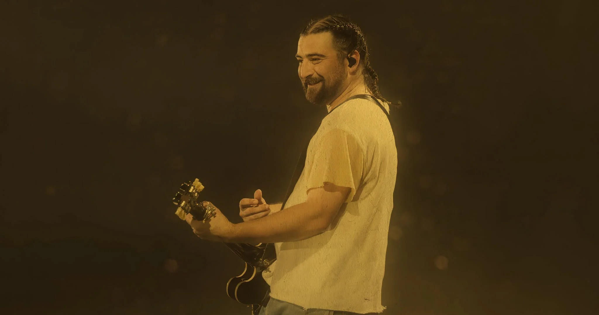 Noah Kahan anunță turneul mondial „The Last Of The Bugs” pentru anul 2027