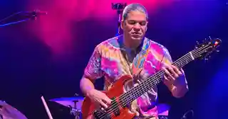 Oteil Burbridge a prezentat noul bas personalizat „King Tut” în turneul lui John Scofield