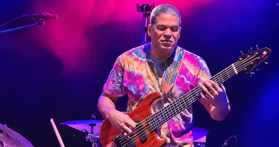 Oteil Burbridge a prezentat noul bas personalizat „King Tut” în turneul lui John Scofield