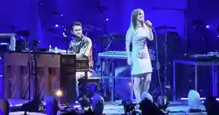Hayley Williams a cântat alături de Zedd în concertul de la Hollywood Bowl