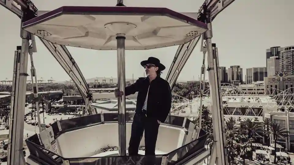 Scott Holiday de la trupa Rival Sons lansează albumul de debut sub numele HOL1D4Y