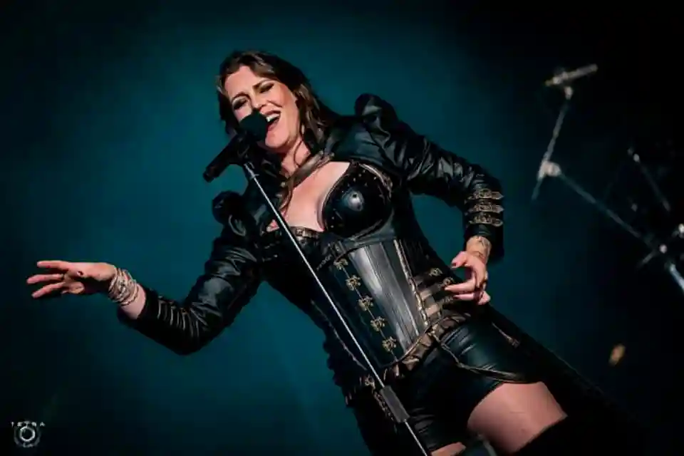 Floor Jansen mulțumește fanilor și anunță un nou album solo după plecarea din Nightwish