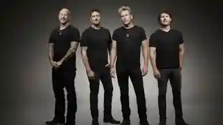 Mike Kroeger confirmă că Nickelback va continua activitatea și anunță un nou turneu