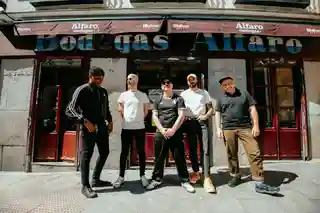 Trupa Parquesvr lansează piesa „Ojalá todo fueran huesos” și continuă turneul
