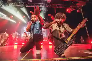 Experiența live a trupei Chiquita Movida în sala La Riviera din Madrid