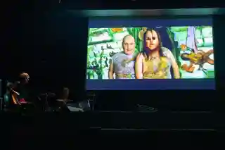 Niña Coyote eta Chico Tornado au interpretat muzică live pentru filmul „Acción Mutante”
