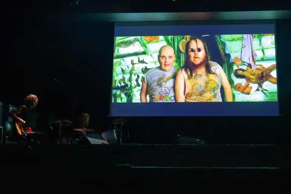Niña Coyote eta Chico Tornado au interpretat muzică live pentru filmul „Acción Mutante”