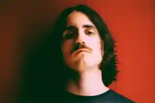 Revendless, proiectul solo al lui Adrián Camáñez, lansează albumul „Nostalgia”