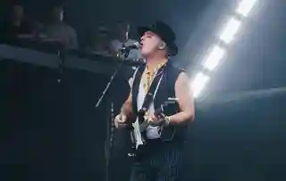 Pete Doherty (The Libertines) a interpretat piesa „Smile” la un eveniment de karaoke