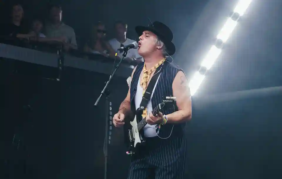 Pete Doherty (The Libertines) a interpretat piesa „Smile” la un eveniment de karaoke