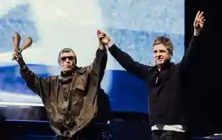 Oasis pregătesc turneul din 2027: anunț iminent după un spectacol de drone în Manchester