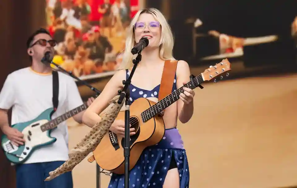 Maisie Peters a interpretat piesa „Here You Come Again” la Reading Festival 2026