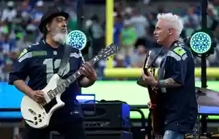 Membrii supraviețuitori Soundgarden au cântat la pauza meciului NFL cu Taylor Momsen