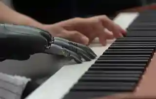 Discuții privind impactul inteligenței artificiale la festivalul Beyond The Music