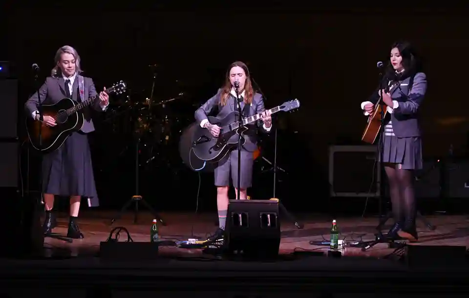 Phoebe Bridgers a susținut o reprezentație acustică alături de membrele Boygenius