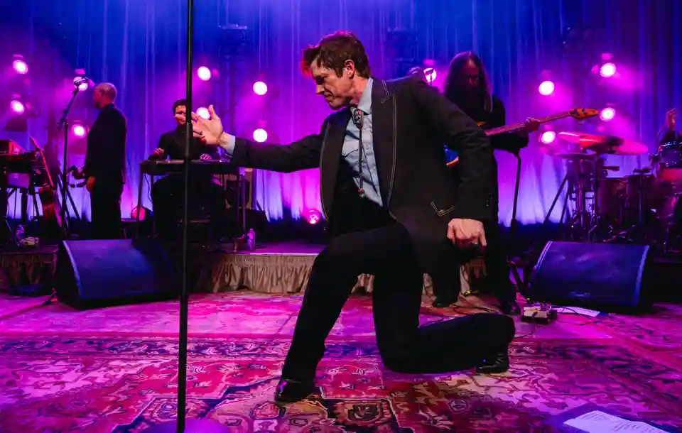 Brandon Flowers a interpretat piesa „Dreaming Of You” la Bristol și a lansat o piesă nouă