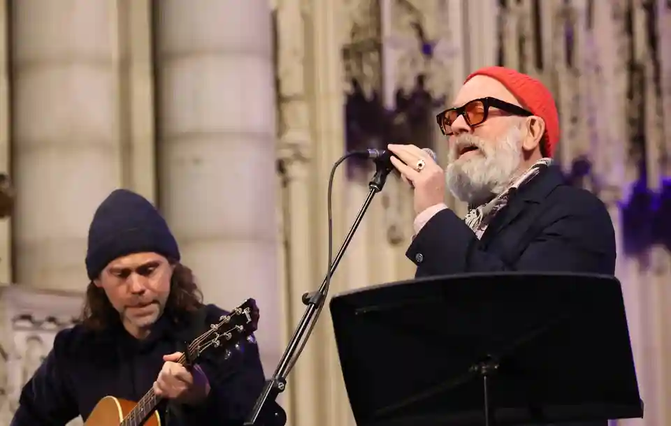 Michael Stipe a interpretat piesa „E-Bow The Letter” alături de The National