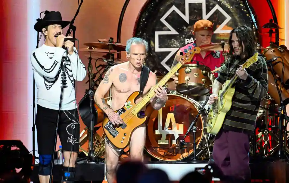 Red Hot Chili Peppers au interpretat piese din epoca Hillel Slovak la un concert caritabil