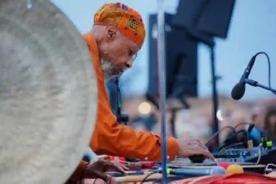 Laraaji a inaugurat Bienala Musica de la Veneția cu setul „Alignment”