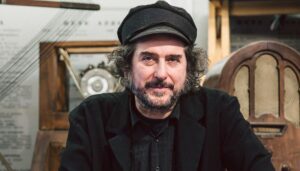 Vinicio Capossela lansează single-ul „Oltre il bosco” și anunță albumul „Milk Wood Bar”