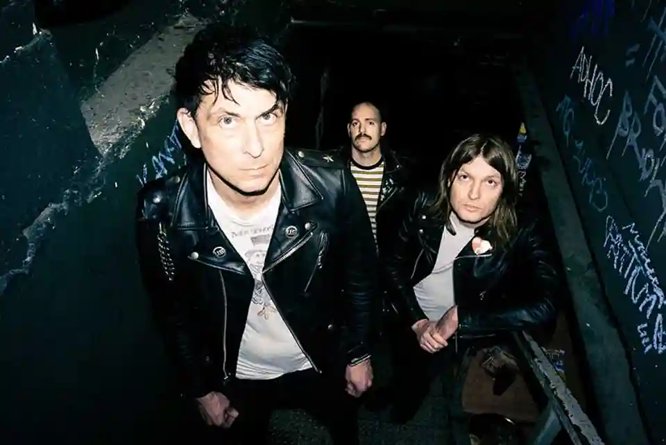 DeeCRACKS lansează single-ul „I Don’t Wanna Drag You Down”