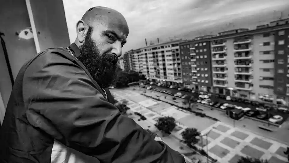 Zinghero lansează videoclipul piesei „Il male necessario”