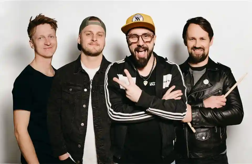 Trupa NIEČO NAVYŠE lansează single-ul „Taký svet”