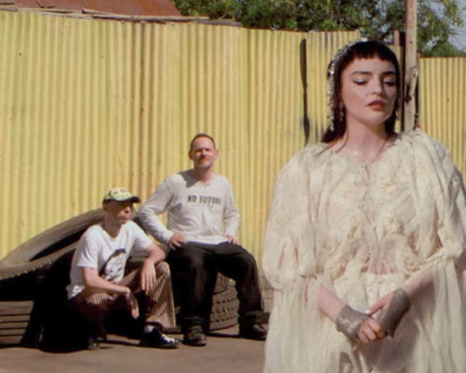 Chvrches lansează noul single intitulat „Overthinker”