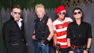 The Damned prezintă albumul de coveruri „Not Like Everybody Else” și concertează în Spania