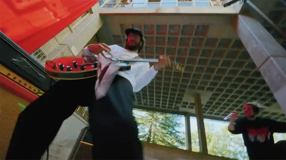 Viva Belgrado lansează single-ul „Menquitofla” în colaborare cu Alain Johannes