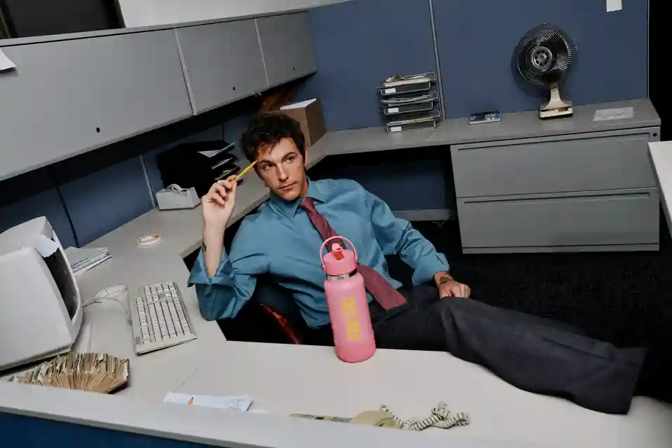 Role Model lansează o colecție de recipiente în colaborare cu Hydro Flask
