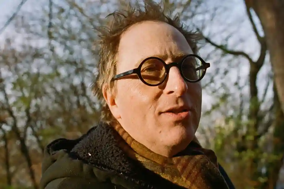 Jon Ronson explorează starea masculinității în noua sa carte, The Castle