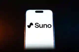 Suno lansează noi modele de inteligență artificială licențiate de Warner Music Group
