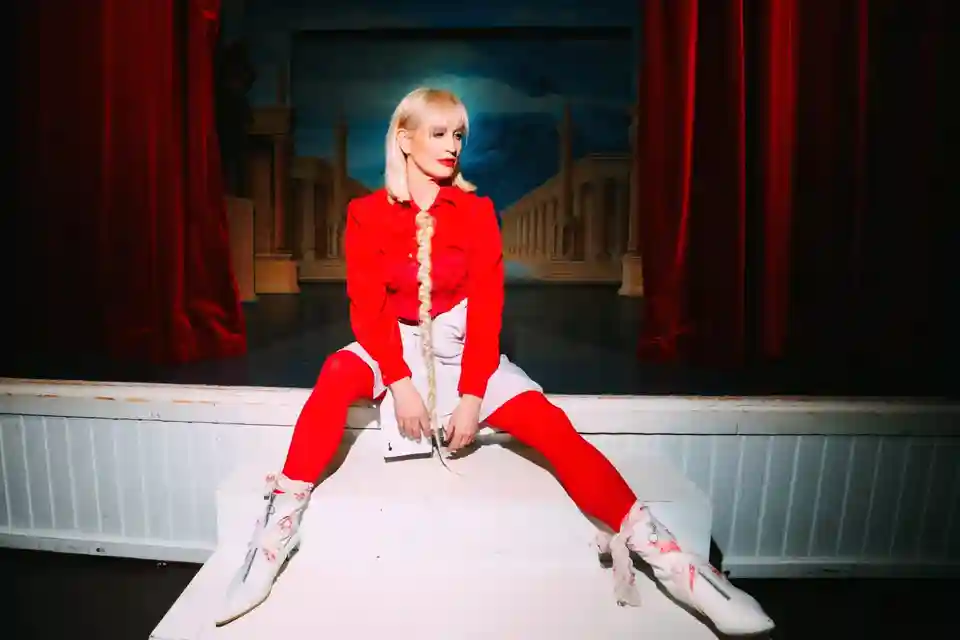 Maija Vilkkumaa lansează albumul „Karaoke-queen”