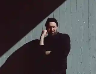 Knipi explorează relația cu tatăl său pe noul album, Sivellinvetoja