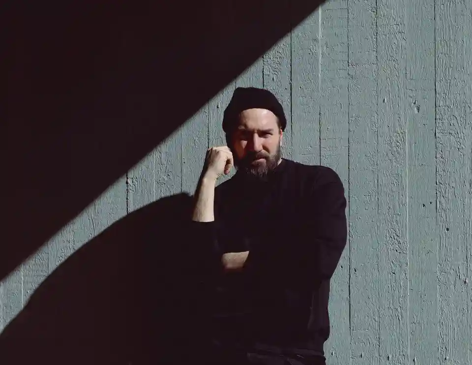 Knipi explorează relația cu tatăl său pe noul album, Sivellinvetoja